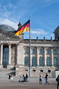 Innenministerium fordert - Untersuchung gegen Merkel